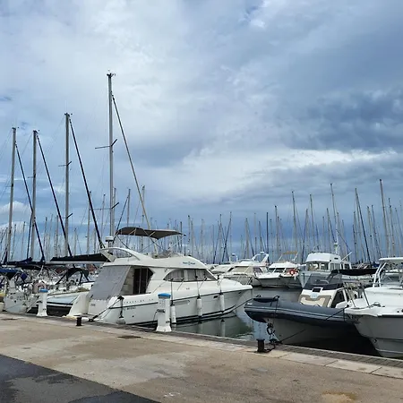 Sur Le Port 아파트 히에레
